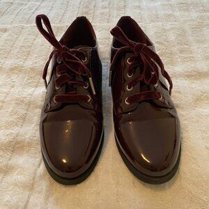 Purple patent lace-up flat shoes